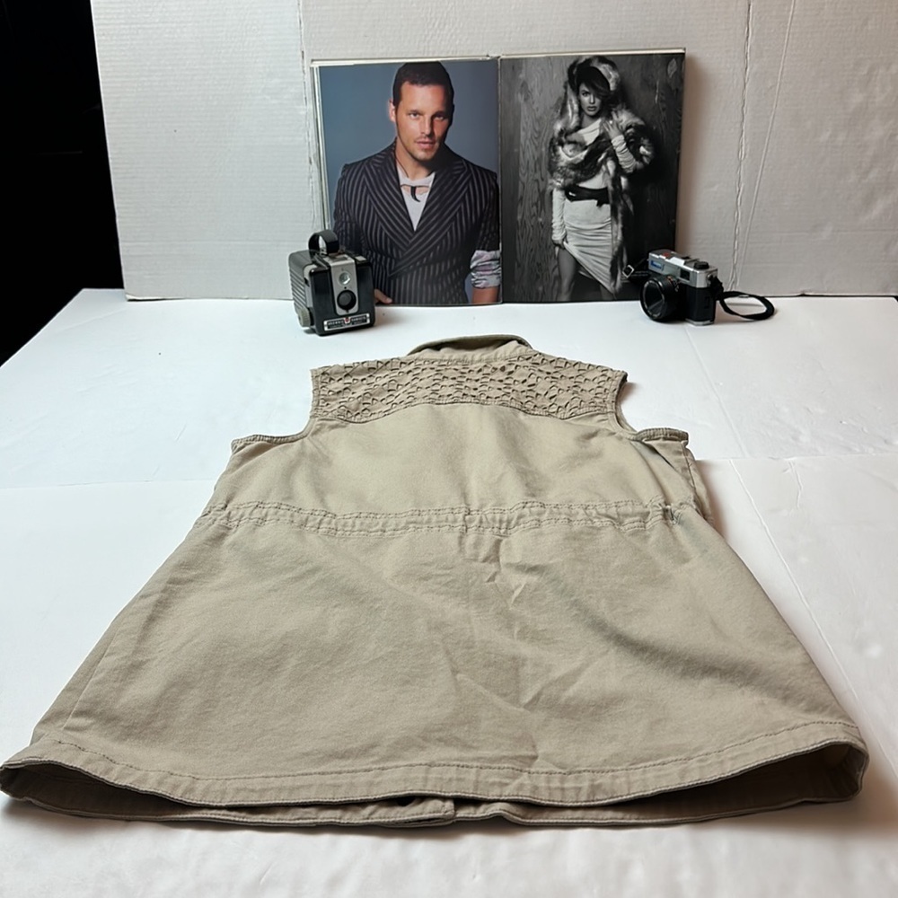 Liz Claiborne utility vest with a tie waist and snap closure - Picture 10 of 11